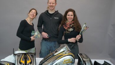 Elisabeth Presslauer, Sven Kofler und Melanie Lanner mit dem neuesten Projekt „Harley Davidson“ © Malerei Wieser