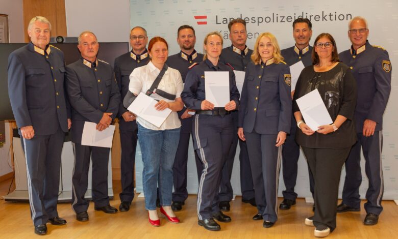 Landespolizeidirektor-Stellvertreter Hofrat Markus Plazer, Chefinspektor Gottfried Zötsch, Chefinspektor Alfred Rauscher, Chefinspektorin Iris Brandstätter, Kontrollinspektor Andreas Maurer, Kontrollinspektorin Nicole Lepuschitz, Chefinspektor Wolfgang Gasser, Landespolizeidirektorin Michaela Kohlweiß, Kontrollinspektor Michael Mikosch, Amtsdirektorin Alexandra Krassnig und Landespolizeidirektor-Stellvertreter Generalmajor Arthur Lamprecht © LPD Kärnten