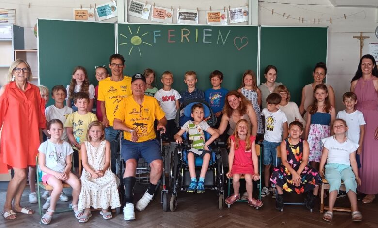 Bendegúz mit Mama, Radlwolf, Michi Kurz, Klassenlehrerin Monika Ramsbacher-Ranner, Integrationslehrerin Chiara Telesklav, Schulassistenz Patricia Fritzer, Schulleiterin Lydia Gasser und die Mitschüler von Bendegus © Radlwolf